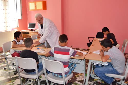 Gebze Beşyıldız Özel Eğitim etüt eğitim sınıfında ders çalışan öğrenciler