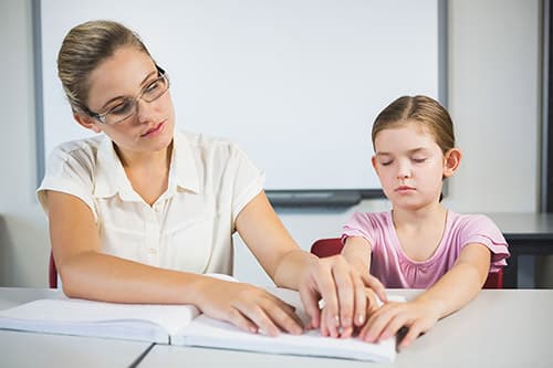 Görme engelli öğrencinin baston eşliğinde bağımsız hareket çalışması yaptığı bahçe yürüyüş yolu