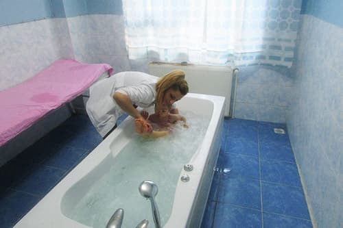Hidroterapi ünitesinde su içi fizyoterapi egzersizi