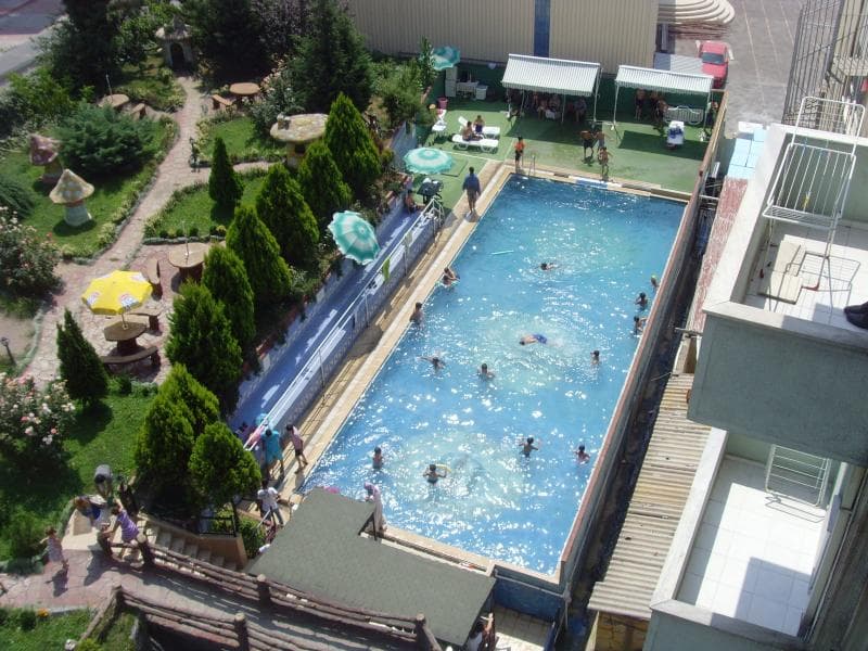 Öğrencilerin uzman eğitmen eşliğinde yüzme eğitimi aldığı yarı olimpik açık yüzme havuzu
