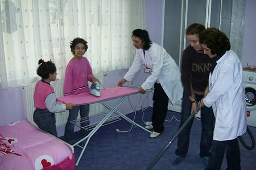 Uygulama evinde öz bakım ve günlük yaşam becerisi çalışması