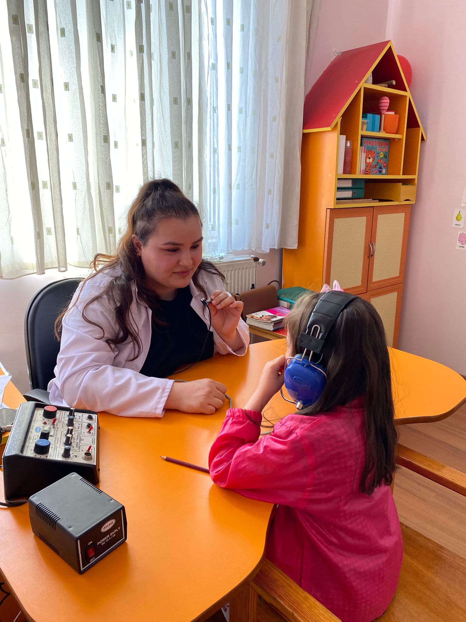 İşitme eğitiminde kulaklık ve ses cihazı ile odyolojik çalışma