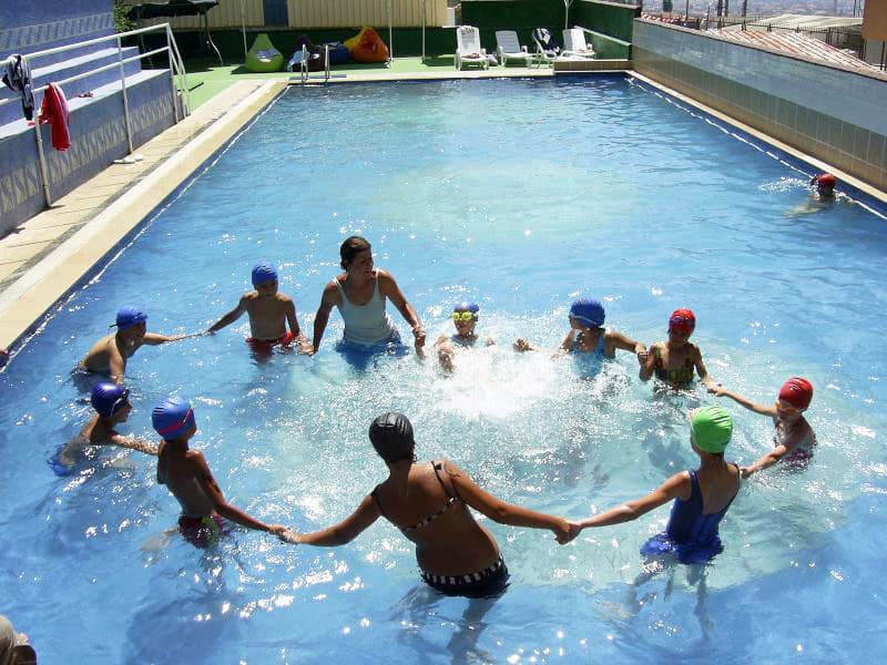 Yarı olimpik havuzda uzman eğitmen eşliğinde yüzme çalışması